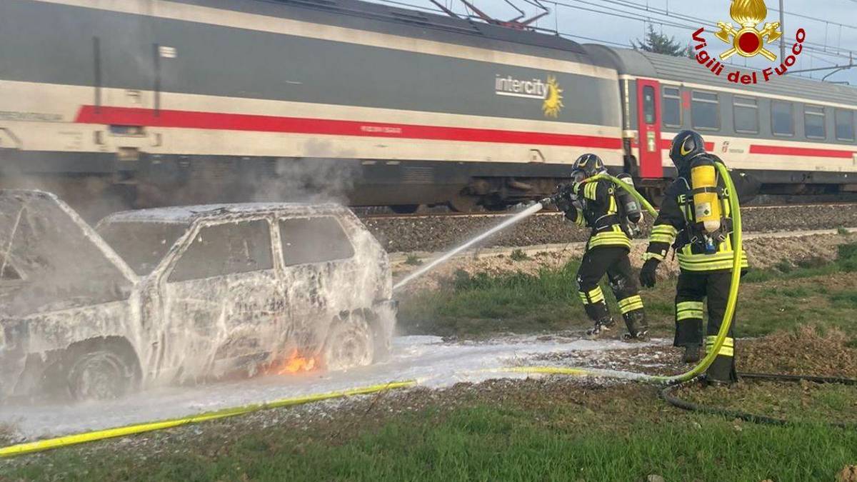 Auto in fiamme in un campo a Forlimpopoli