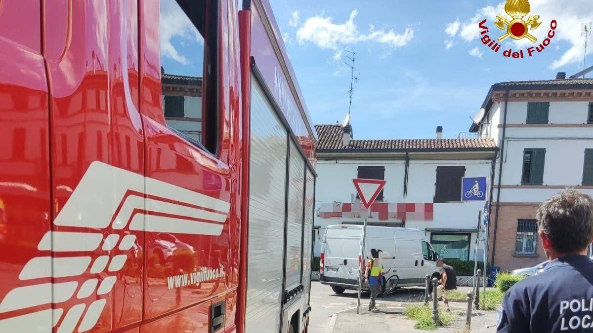 Forlì. Incidente, ciclista estratto da sotto un furgone e portato in ospedale