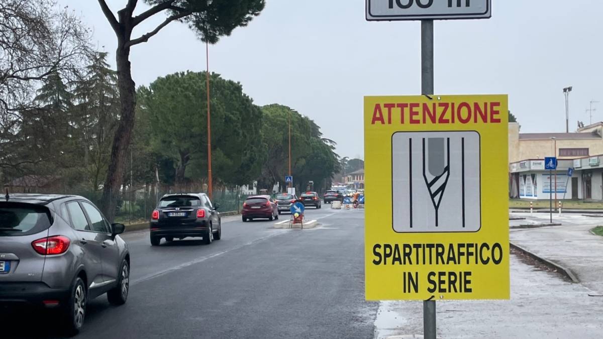 Lavori e rallentamenti nel traffico sulla via Cesenatico a Ponte Pietra di Cesena