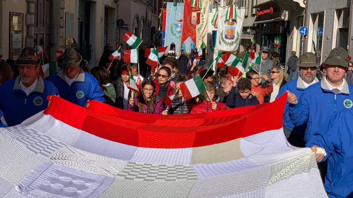 4 Novembre, gli alpini sfilano per il centro di Rimini