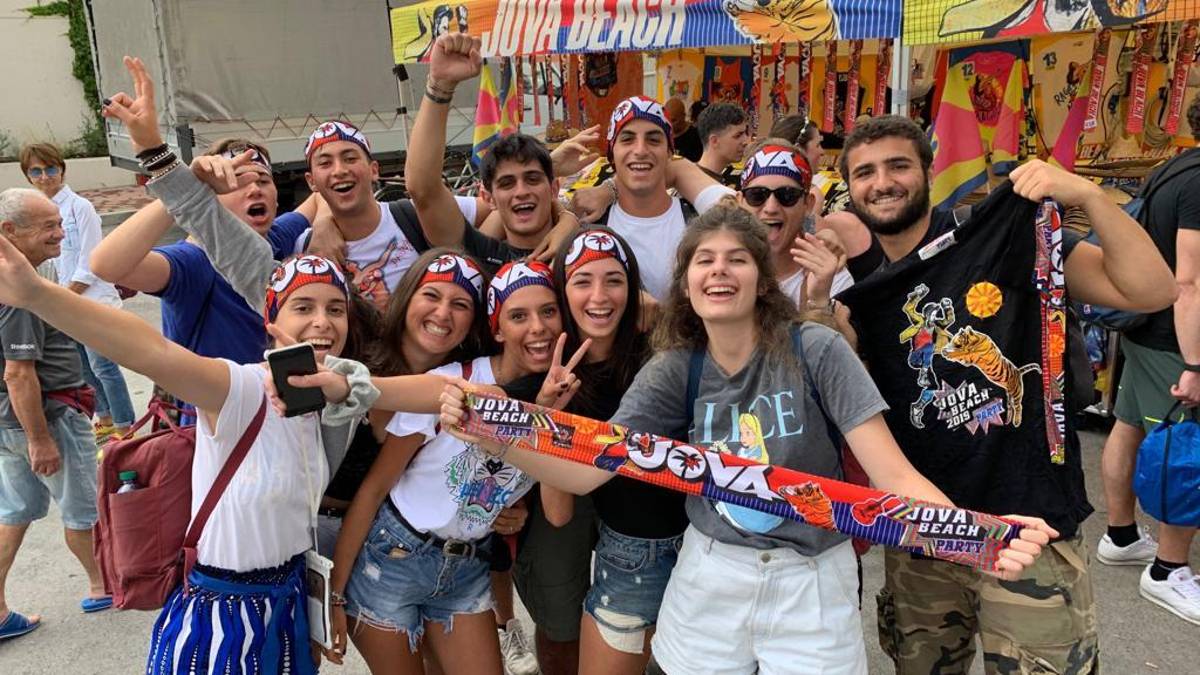 Il maltempo non ferma il popolo del Jova Beach Party a Rimini