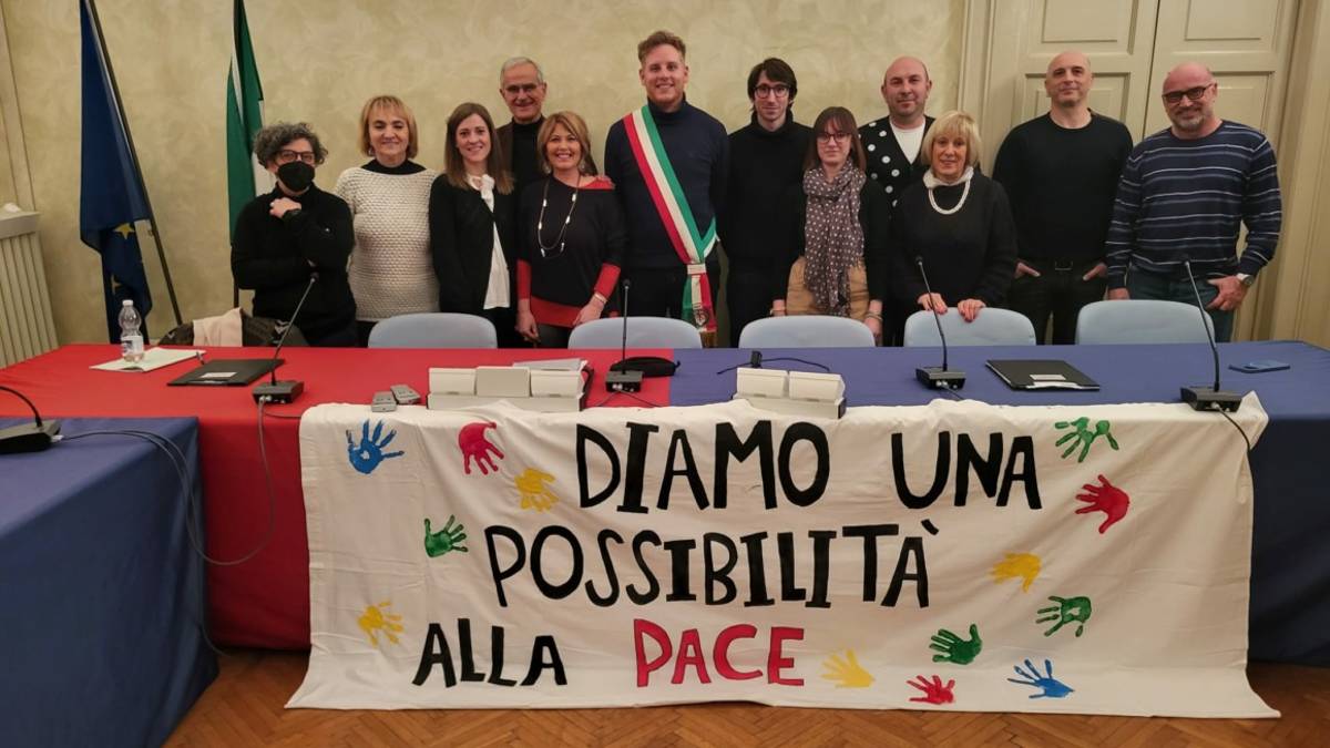 Castel Bolognese, uno striscione per la pace sul terrazzo del municipio