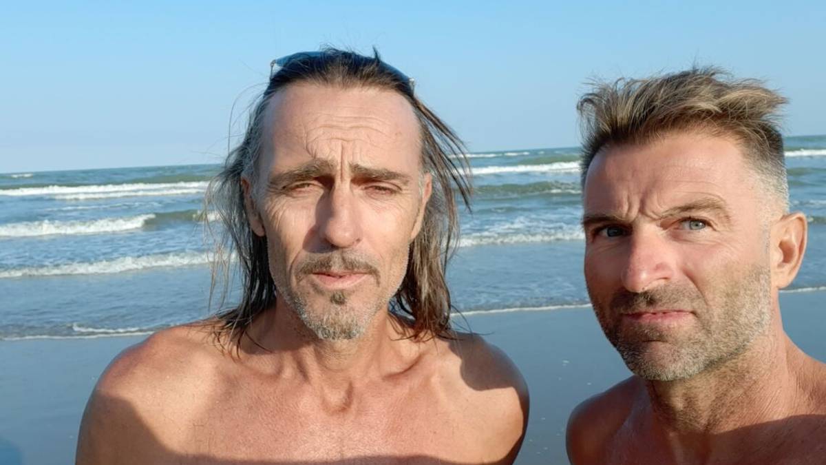 Marinai di salvataggio fuori servizio salvano due ragazzini
