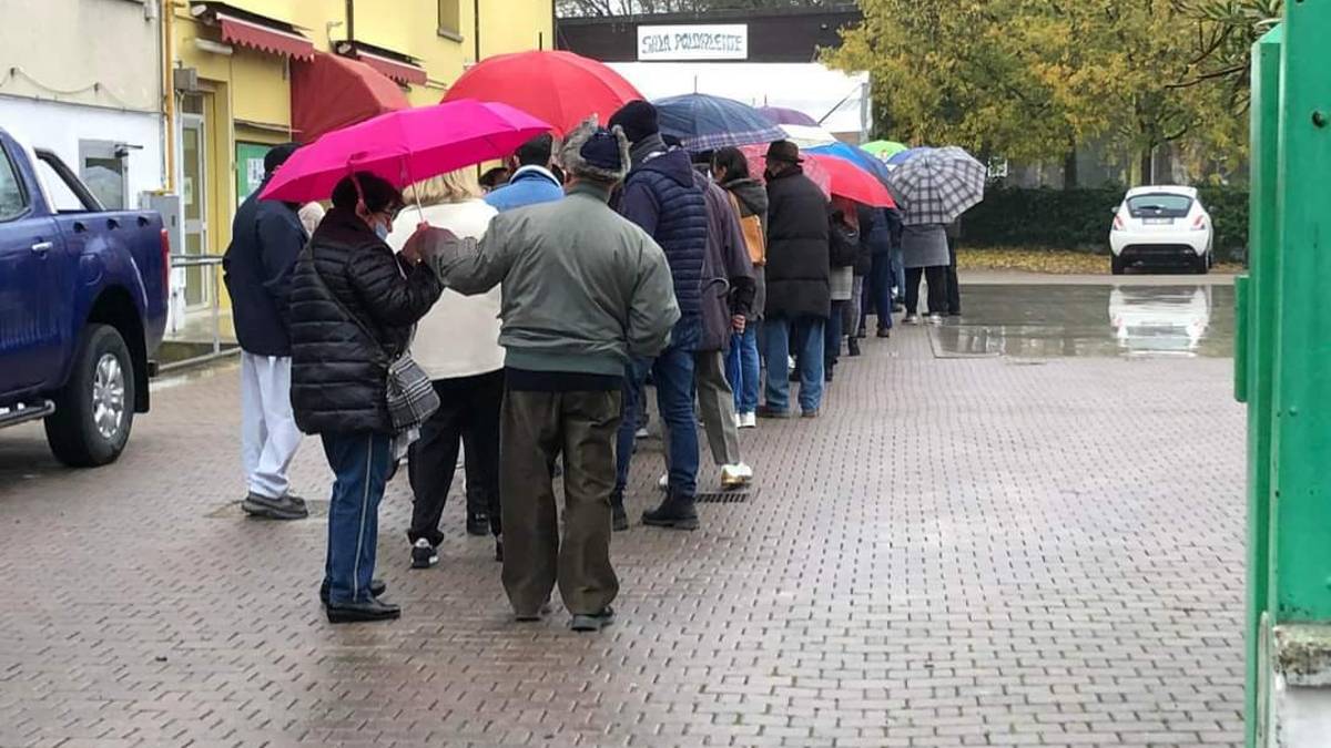Lugo, lunghe file al Punto vaccini