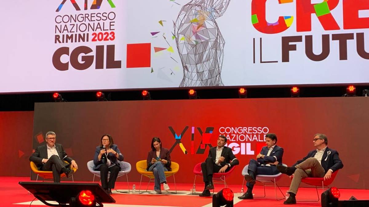 Rimini, Schlein: No ai contratti che producono precari. Fischi per Calenda: Non fate i pecoroni