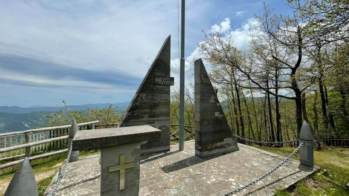 Alfero, pericolo di crollo: lavori di consolidamento al cippo degli Alpini