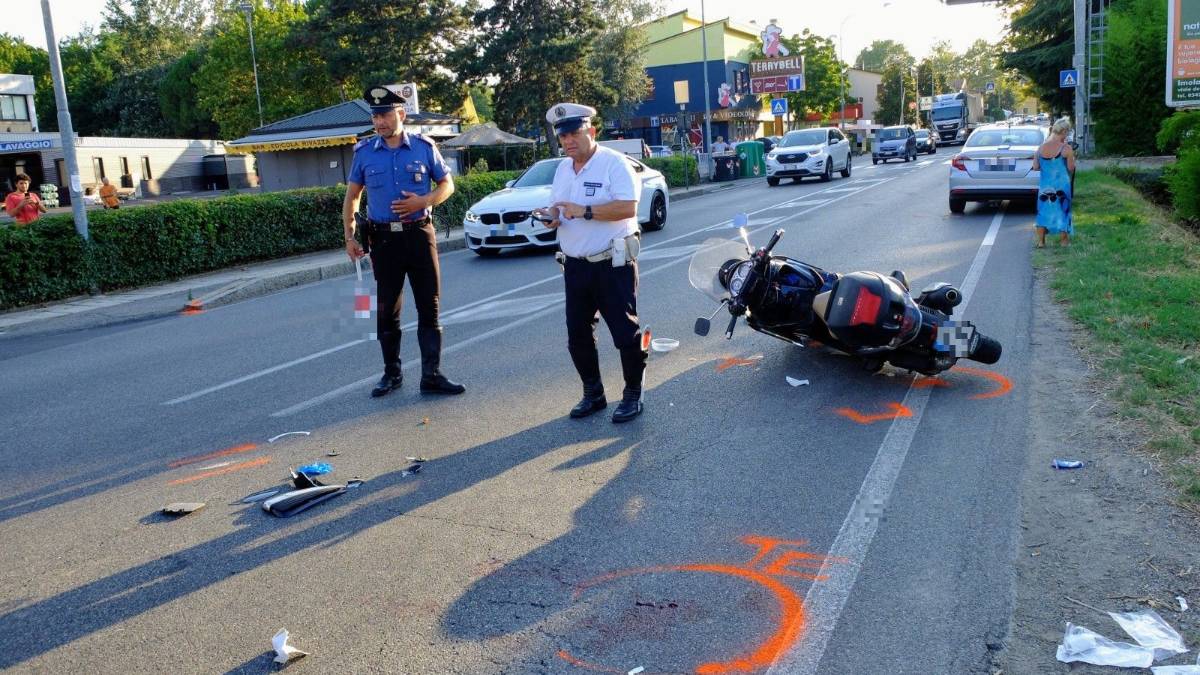 Imola, si schianta in scooter: è grave