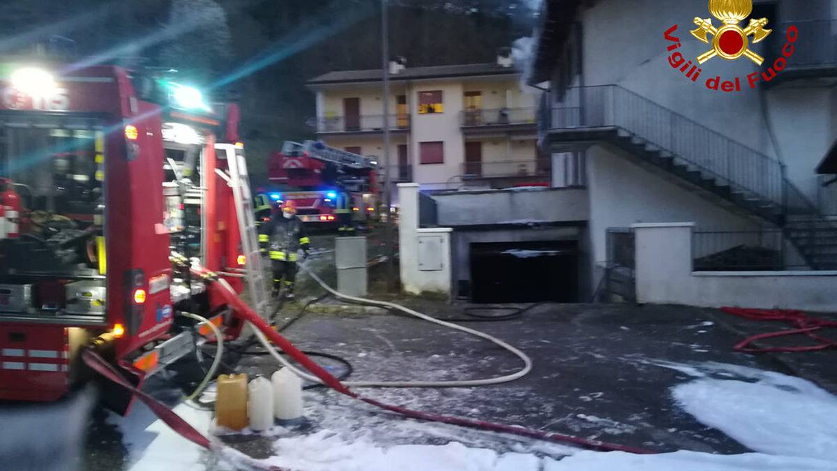 Ranchio: tetto di una palazzina a fuoco nel cuore della notte