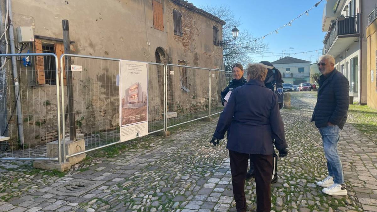 Cesenatico, casa storica da abbattere: ma il cartello è un pesce d'aprile e gli ingegneri sono gli azzurri dell'82- Gallery
