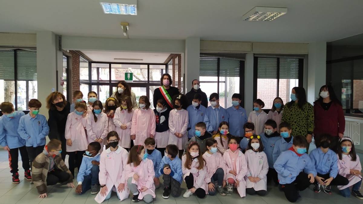 Savignano, il benvenuto della scuola elementare a due alunni ucraini