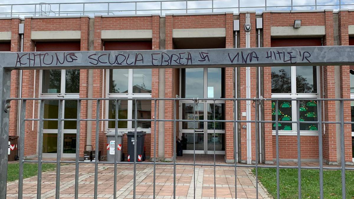 Forlì, svastiche sui cancelli della scuola: i genitori le cancellano