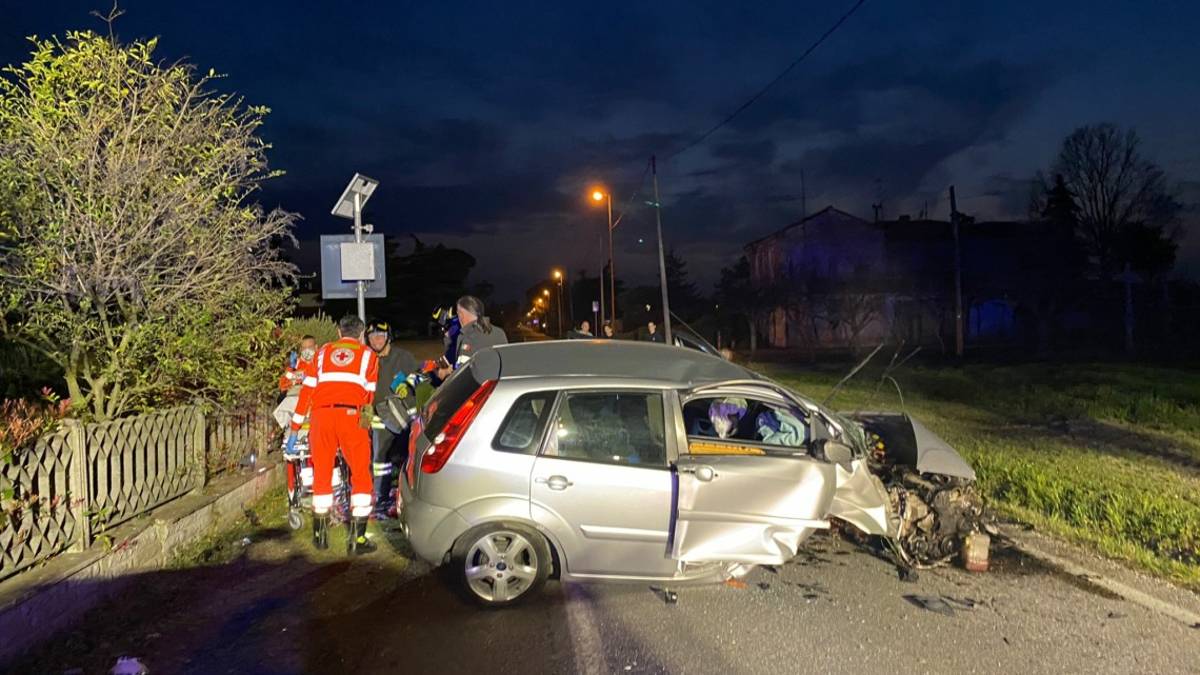 Incidente e auto a fuoco: chiusa la via Violone di Gattolino a Cesena per i soccorsi