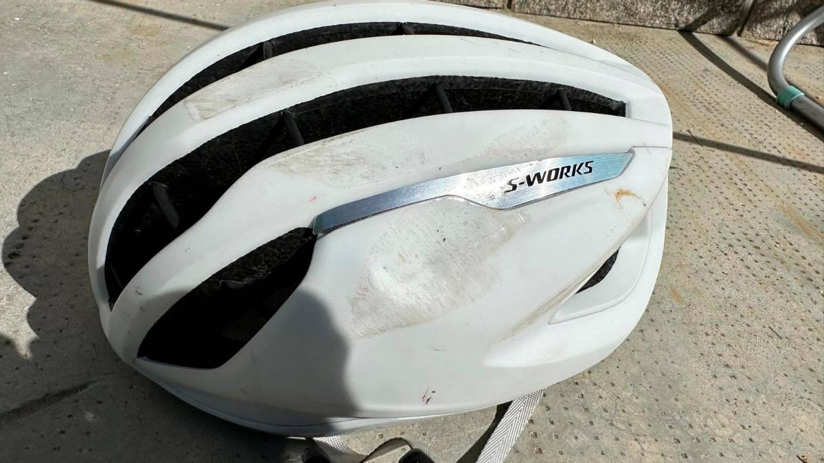 Trappola nell’asfalto a Cesena: ciclista 50enne finisce all’ospedale