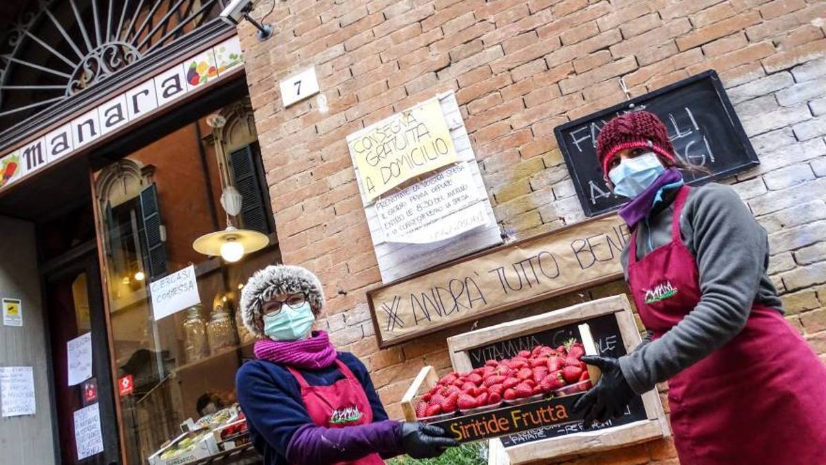 Coronavirus, accessi limitati nei negozi, guanti per scarpe e abiti