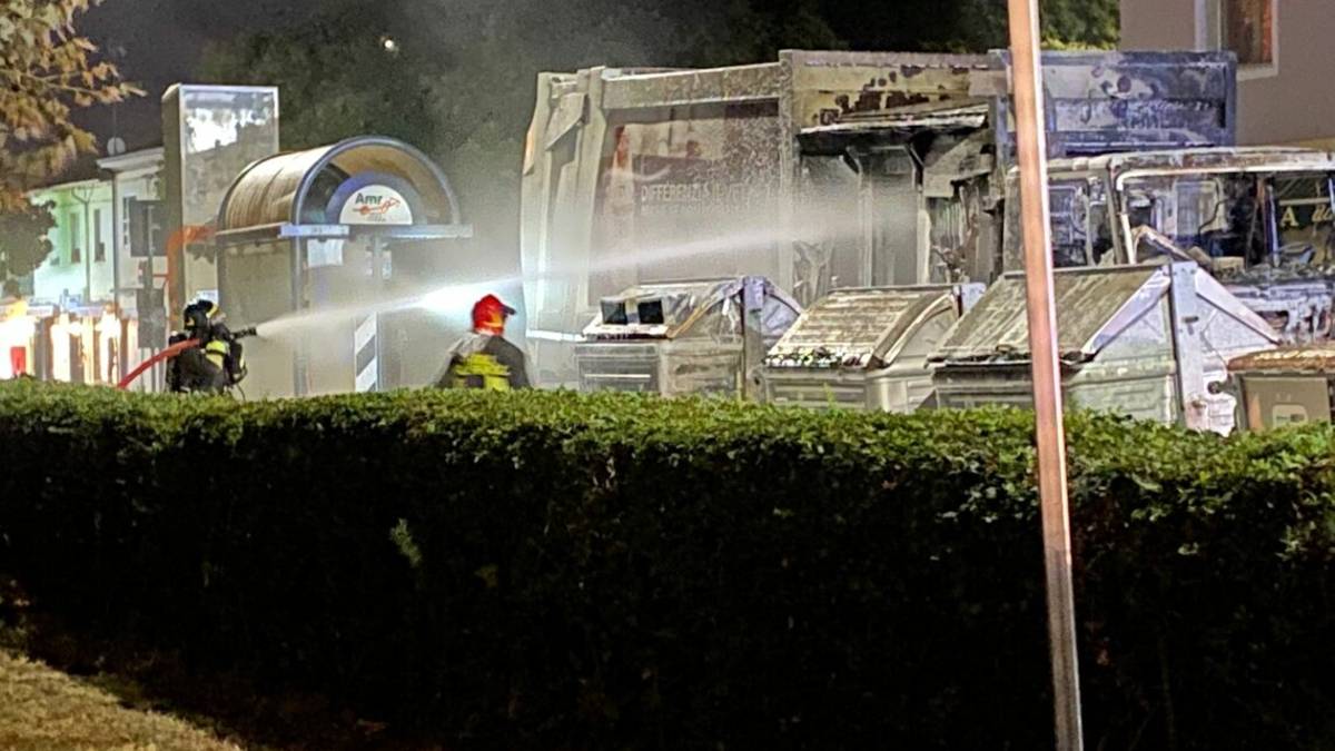 Ravenna, camion di Hera in fiamme in via Romea Sud