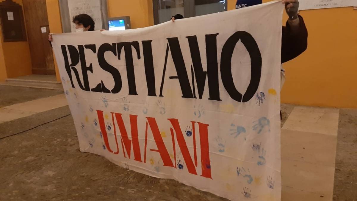Cesena: candele in piazza per i profughi bloccati tra Polonia e Bielorussia
