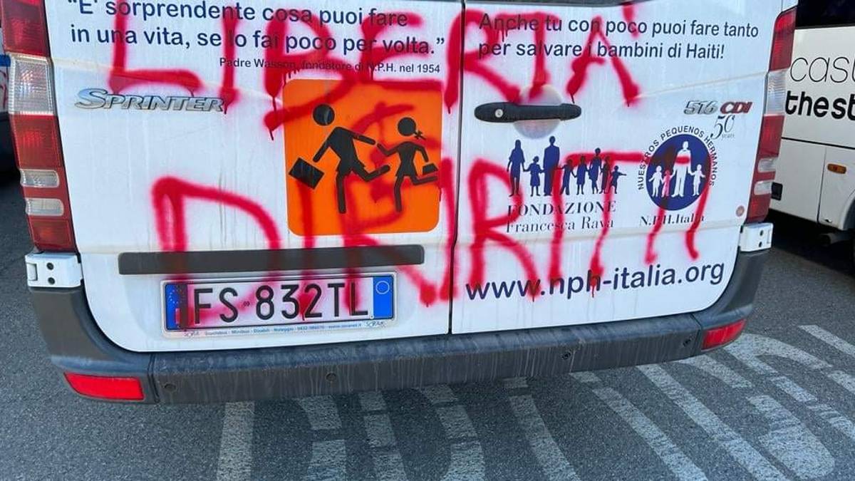 Imola, 6 bus e anche uno scuolabus nel mirino dei no vax