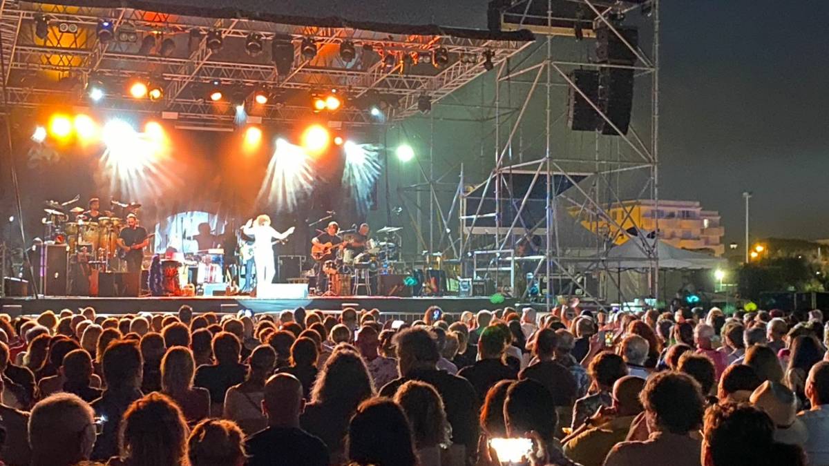 Notte Rosa 2022, musica di gran classe a Gatteo Mare con Fiorella Mannoia VIDEO