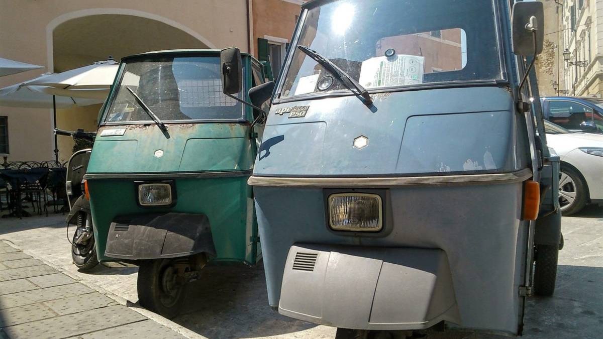 Rimini, fa rimuovere l'Apecar dell'inquilino che non paga: multato di 516 euro