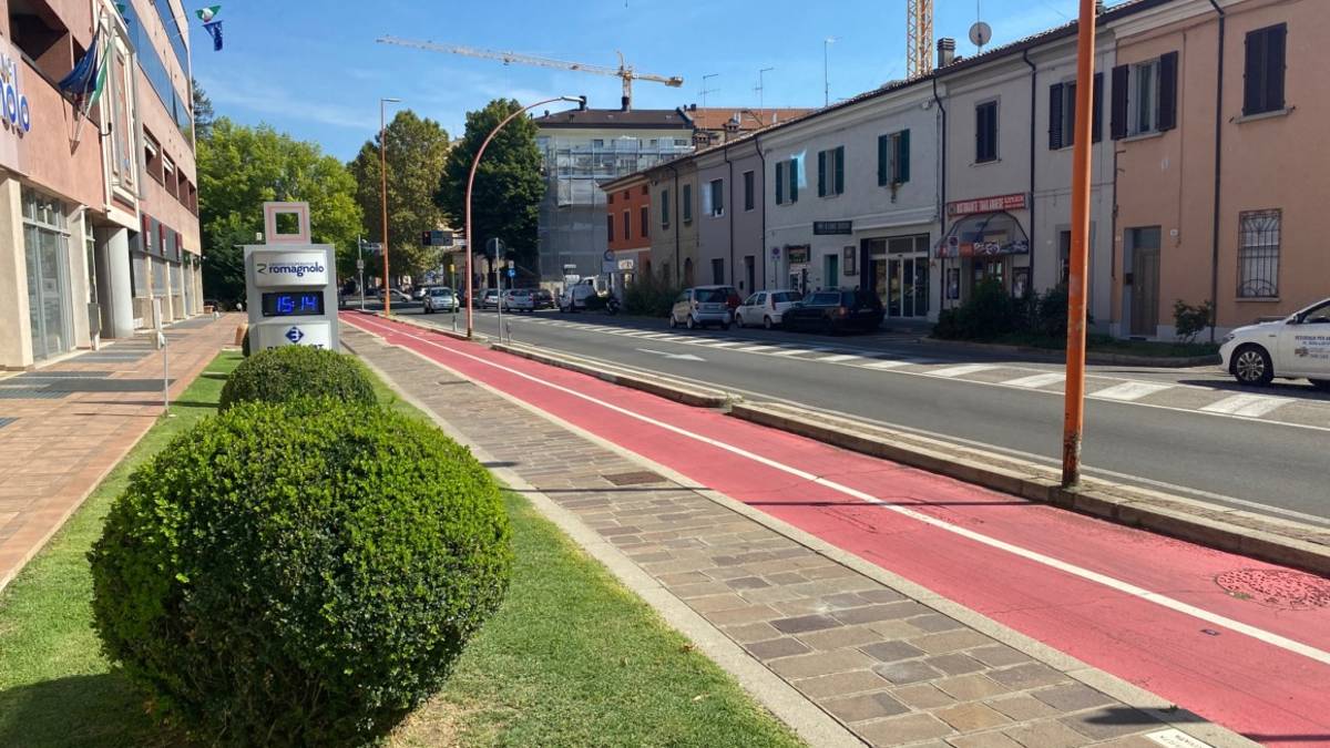 Cesena, imprenditore si spara fuori dalla banca: le ferite non sono gravi