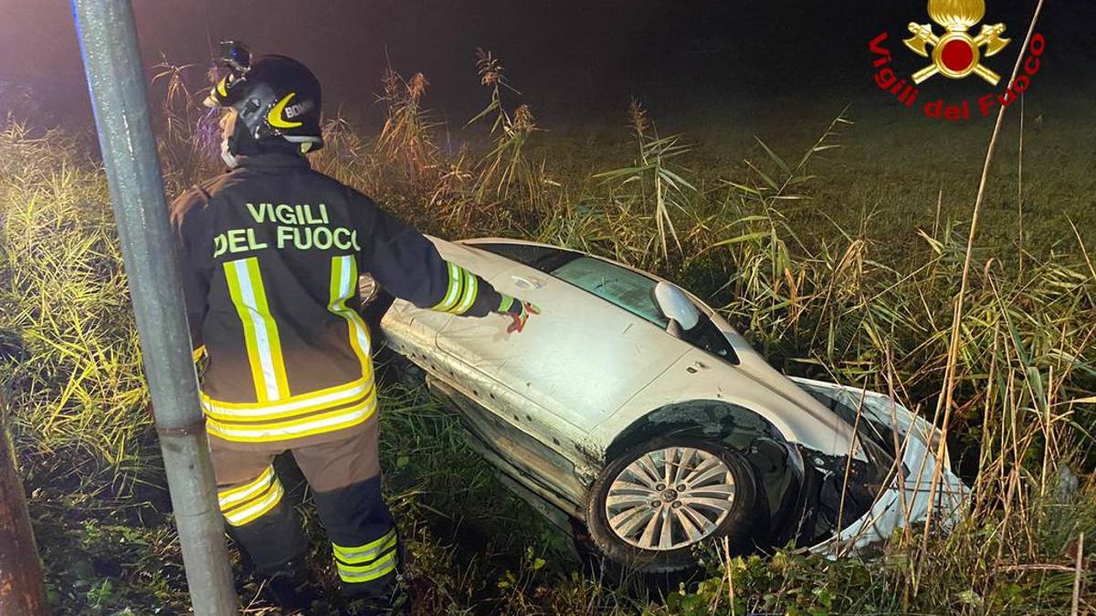 Auto fuori strada: un ferito nell'incidente di via Fossa a Cesenatico