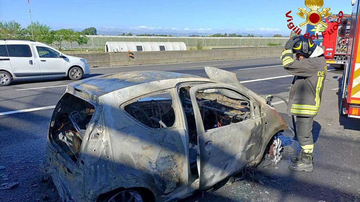 Forlì, auto in fiamme in autostrada