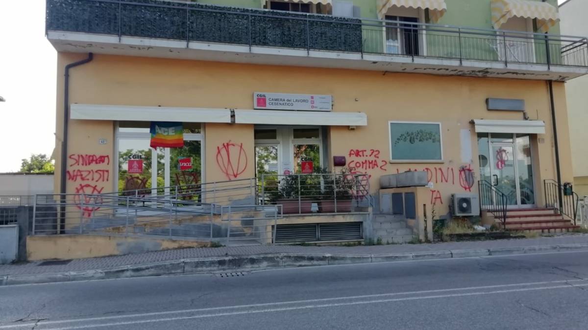 Cesenatico, scritte No vax sulla sede della Cgil