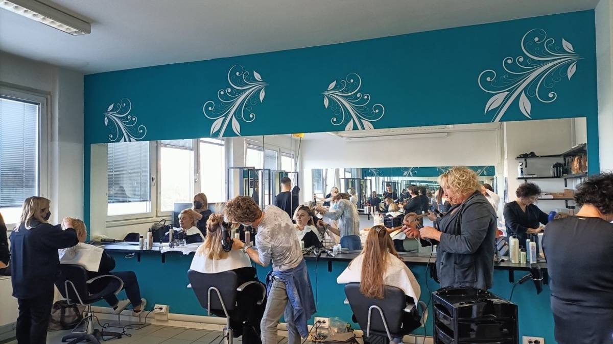 Domenica i parrucchieri al lavoro per lo Ior: una messa in piega di beneficenza