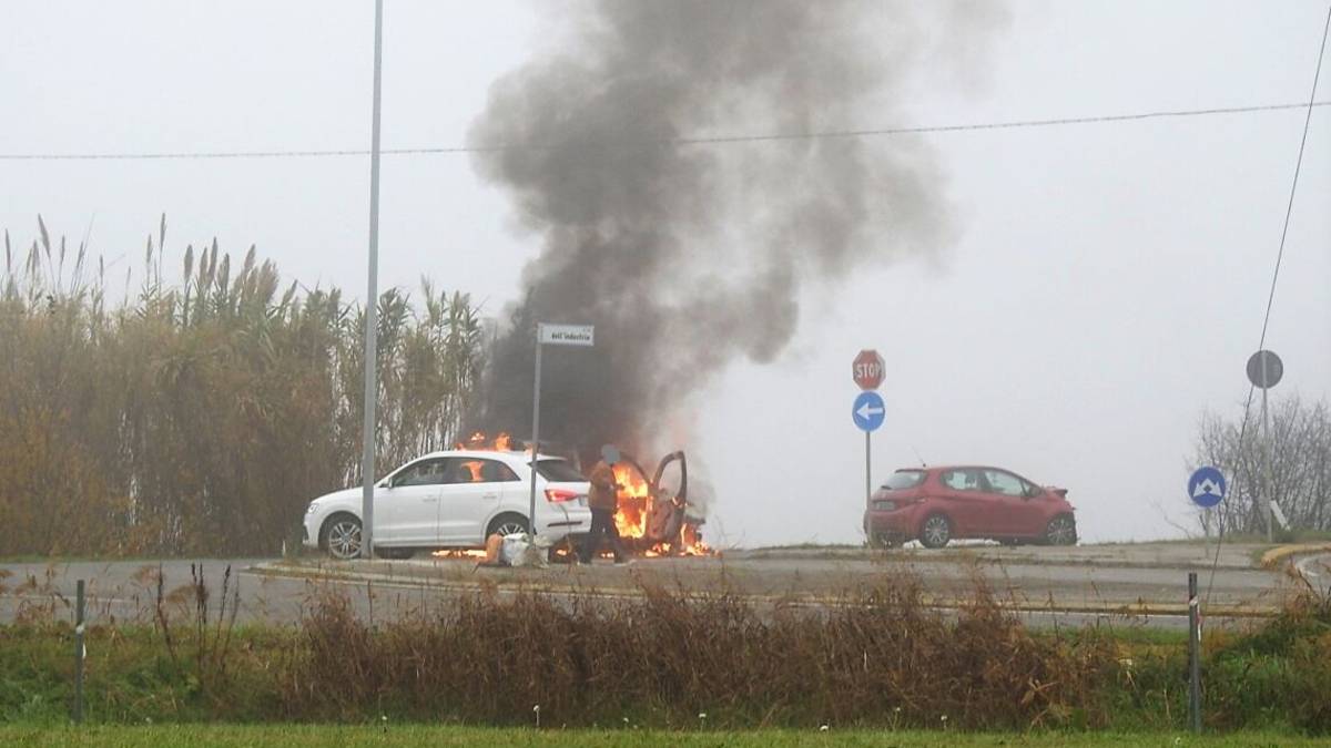 Lavezzola, incidente con veicolo in fiamme. Chiusa sull'Adriatica