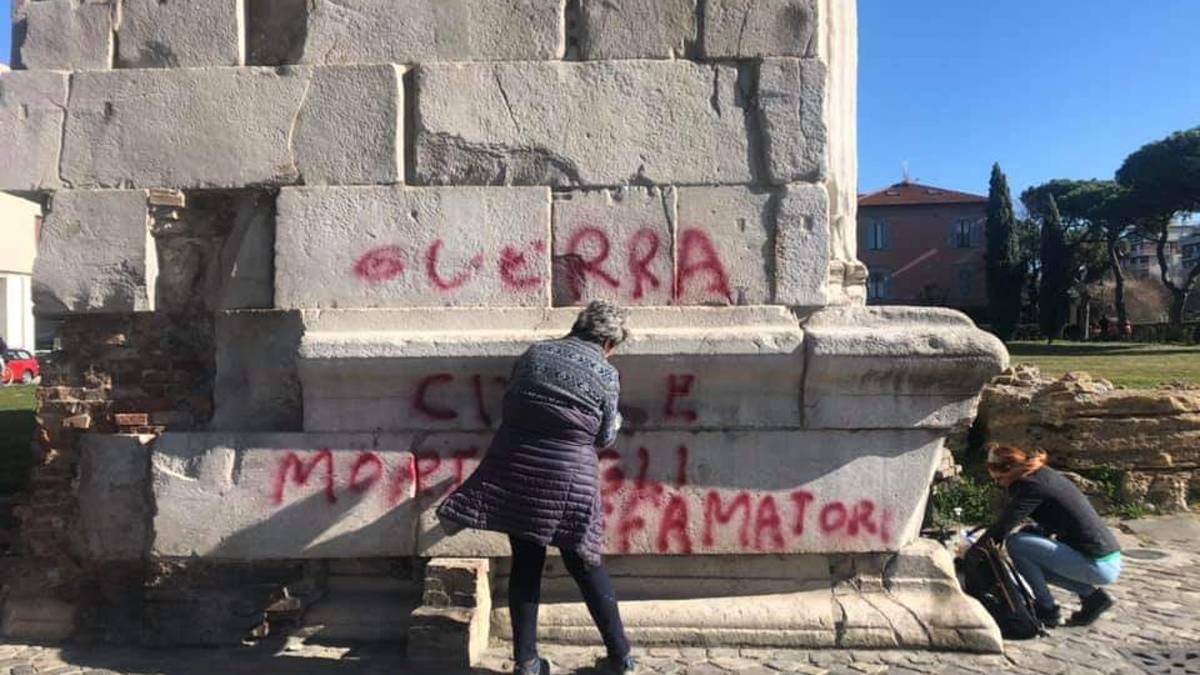 Rimini. Vandali imbrattano l'Arco d'Augusto con scritte deliranti