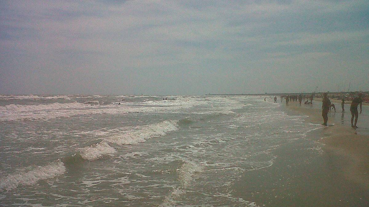 Nonostante il mare mosso due ragazzine si sono comunque tuffate in acqua