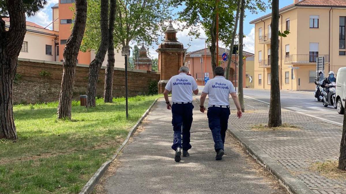 Si butta dal ponte vecchio a Cesena: salvata da una pattuglia di PL