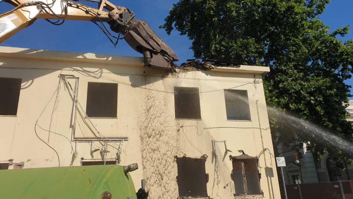 Rimini, al via la demolizione della palazzina Iat in stazione
