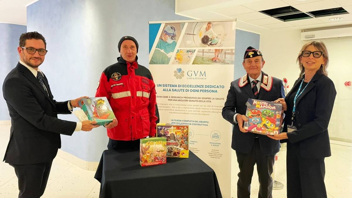 Faenza, un giocattolo in dono dai Carabinieri