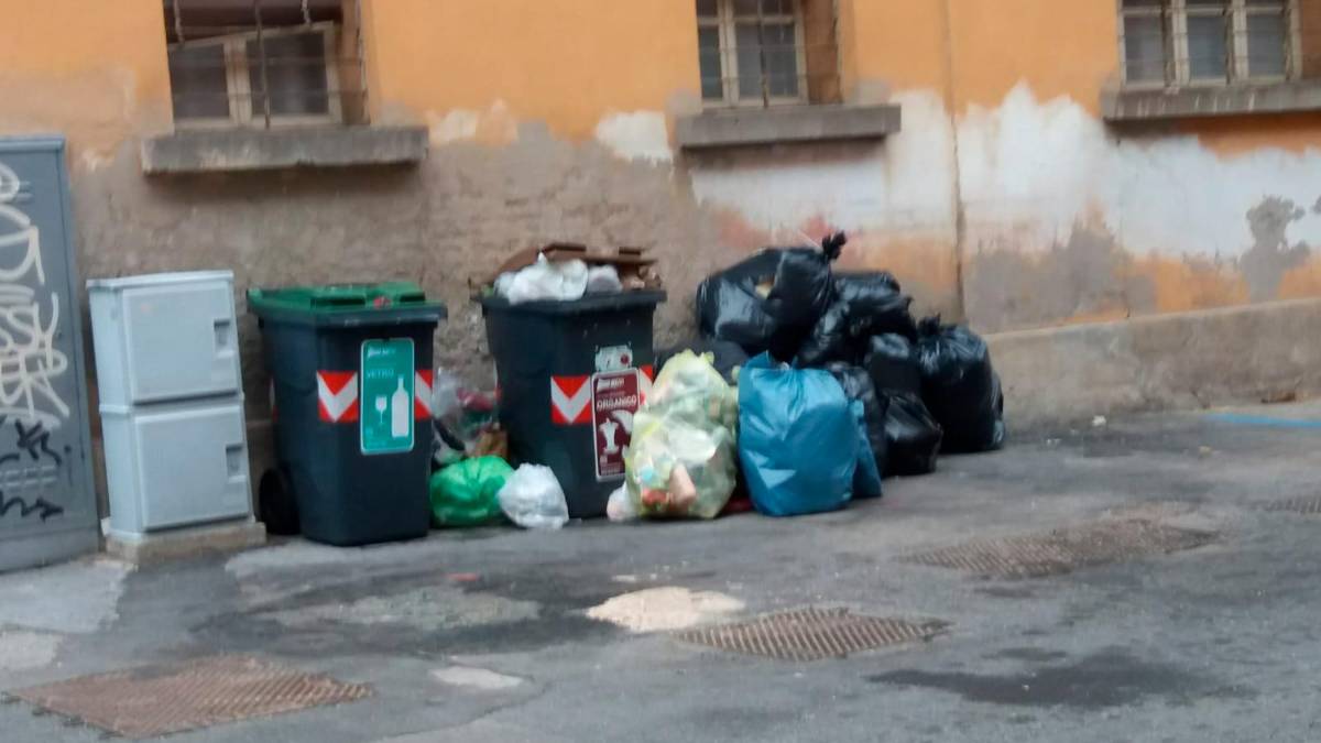 Rifiuti abbandonati fuori dai cassonetti a Imola foto d’archivio