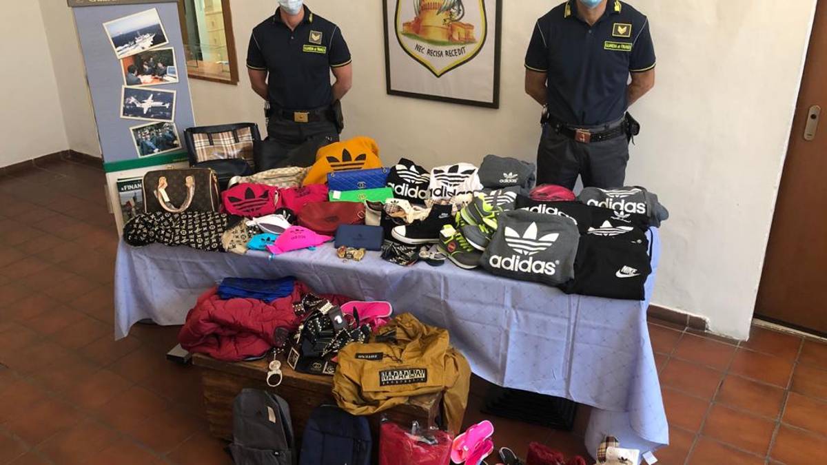 Imola, vendevano capi contraffatti sui social. Coniugi denunciati