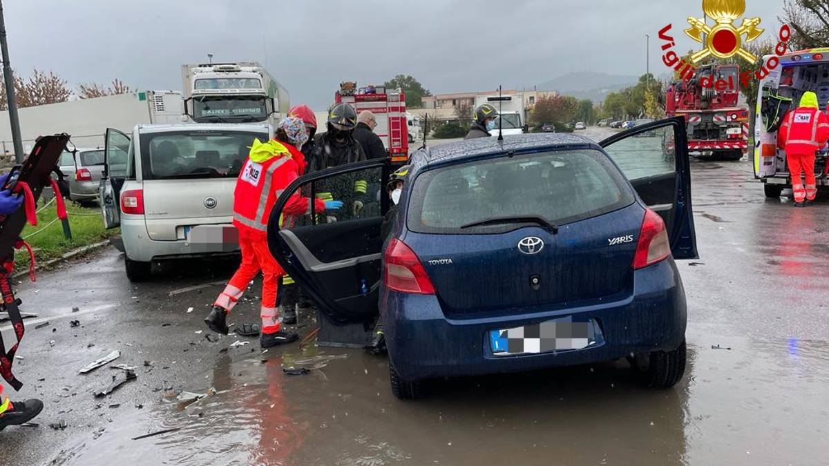 Forlimpopoli: scontro frontale, intervengono i Vigili del Fuoco per estrarre due donne dalle loro auto