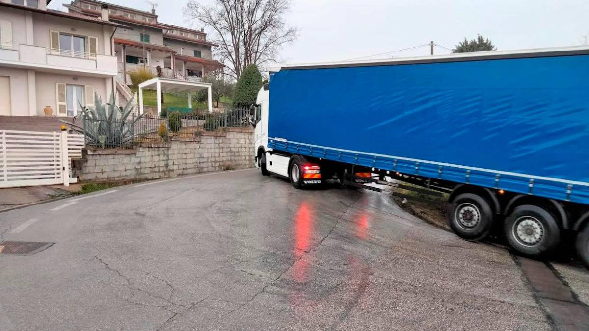 Un mezzo pesante in difficoltà a girare