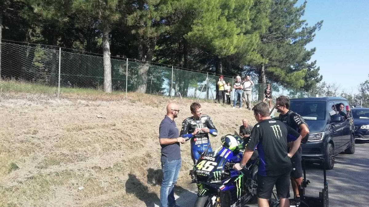 Misano, Rossi a tutto gas in strada con la Yamaha M1. Il video