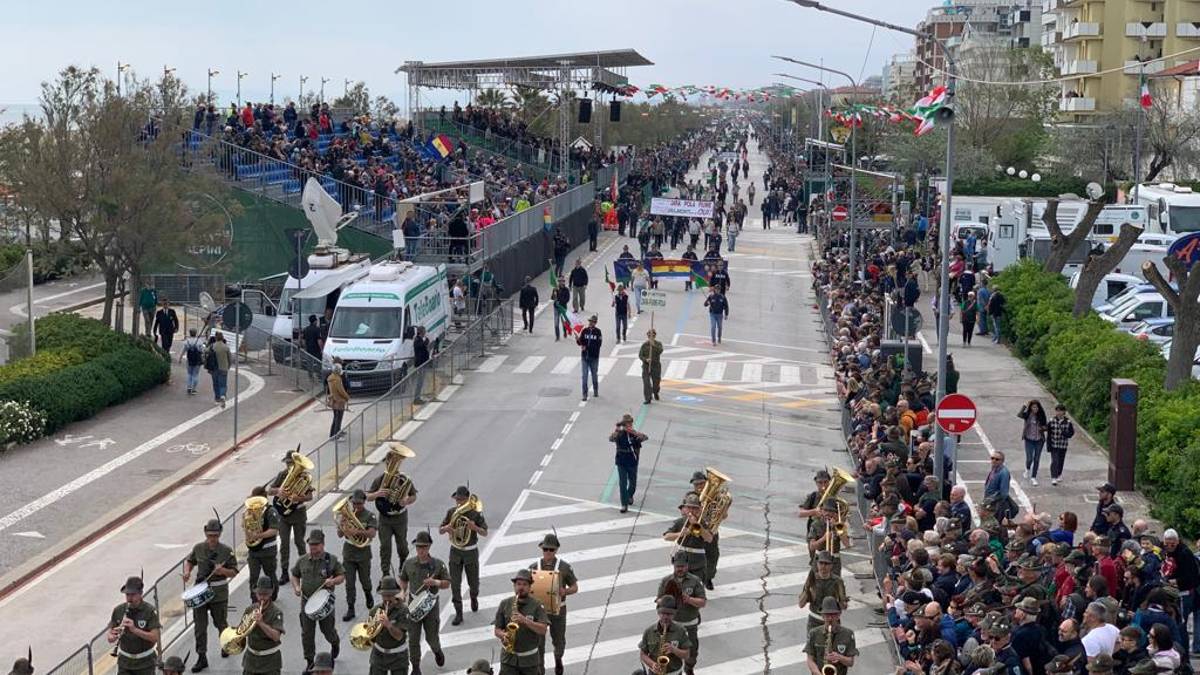 Sfilata degli alpini, in migliaia sul lungomare