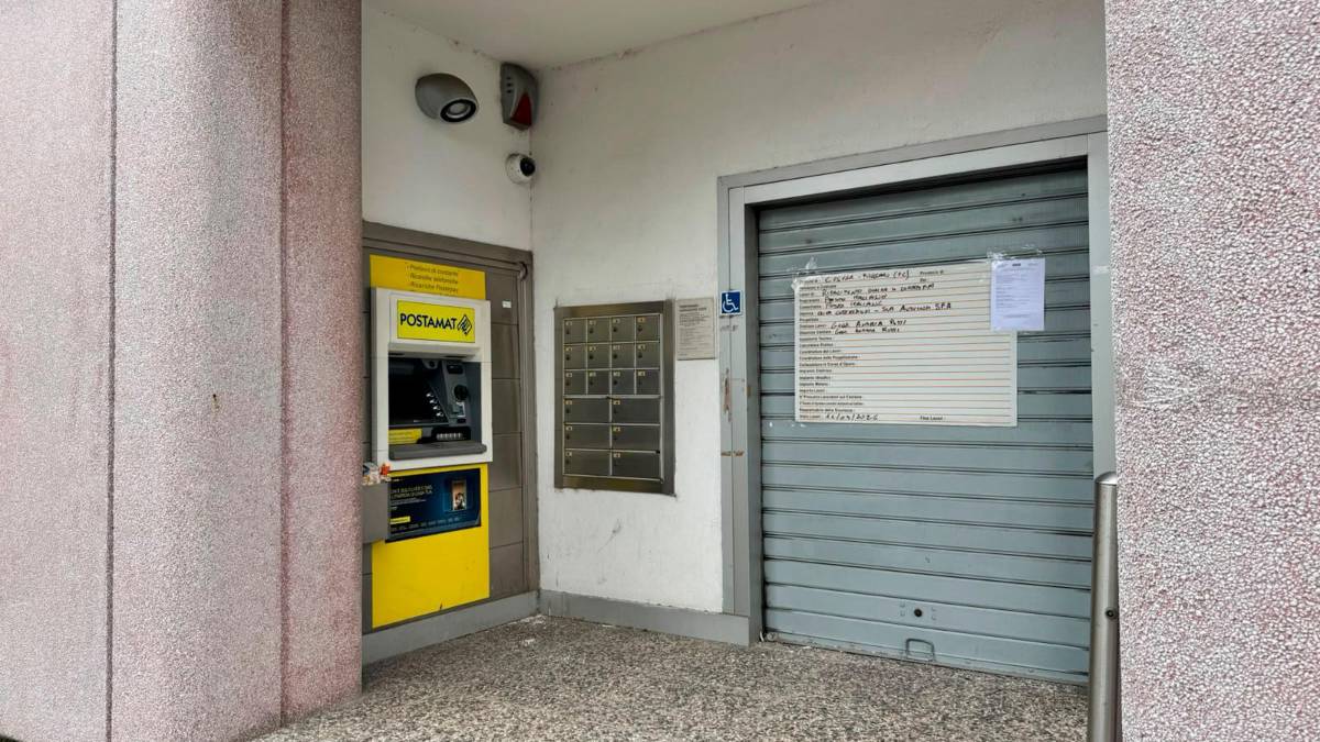 I cartelli affissi sula serranda