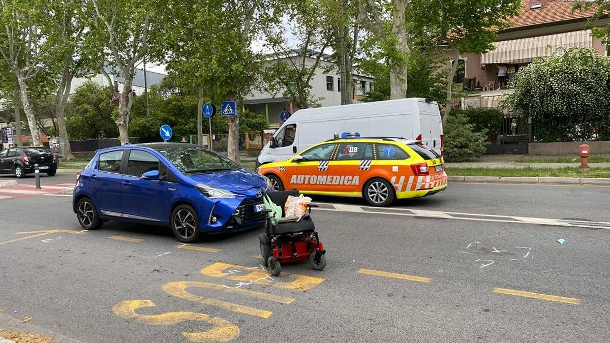 Rimini. Travolta in carrozzella sulle zebre, muore pensionata