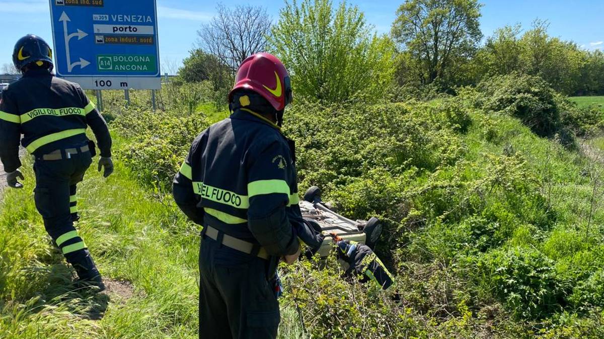 Incidente a Ravenna: auto nel fosso, un ferito grave