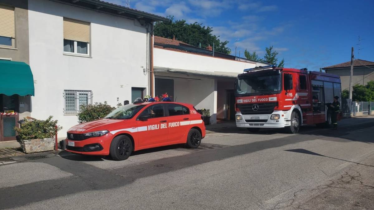 Forlì, intossicati dall'incendio nel sottotetto: madre e figli all'ospedale