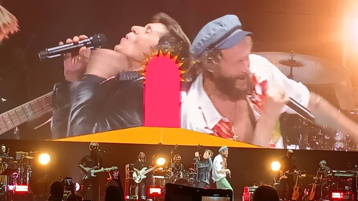 Morandi scatenato travolge Rimini. E a sorpresa arriva Jovanotti - Guarda le Gallery