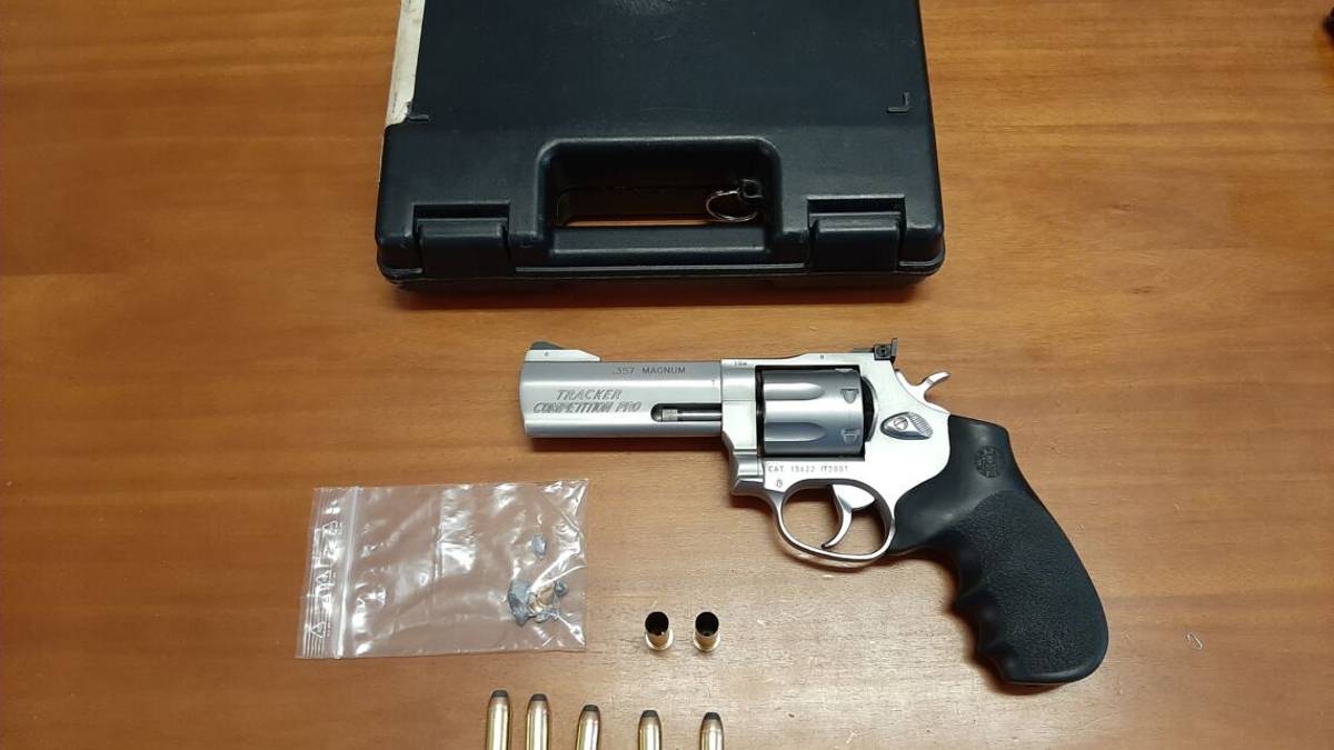 Forlì, 90enne spara con la pistola dalla finestra e centra un'auto