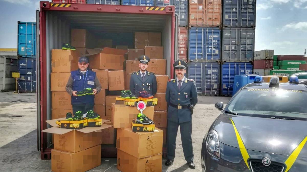 Al porto di Ravenna sequestrate 11.200 scarpe da lavoro non a norma