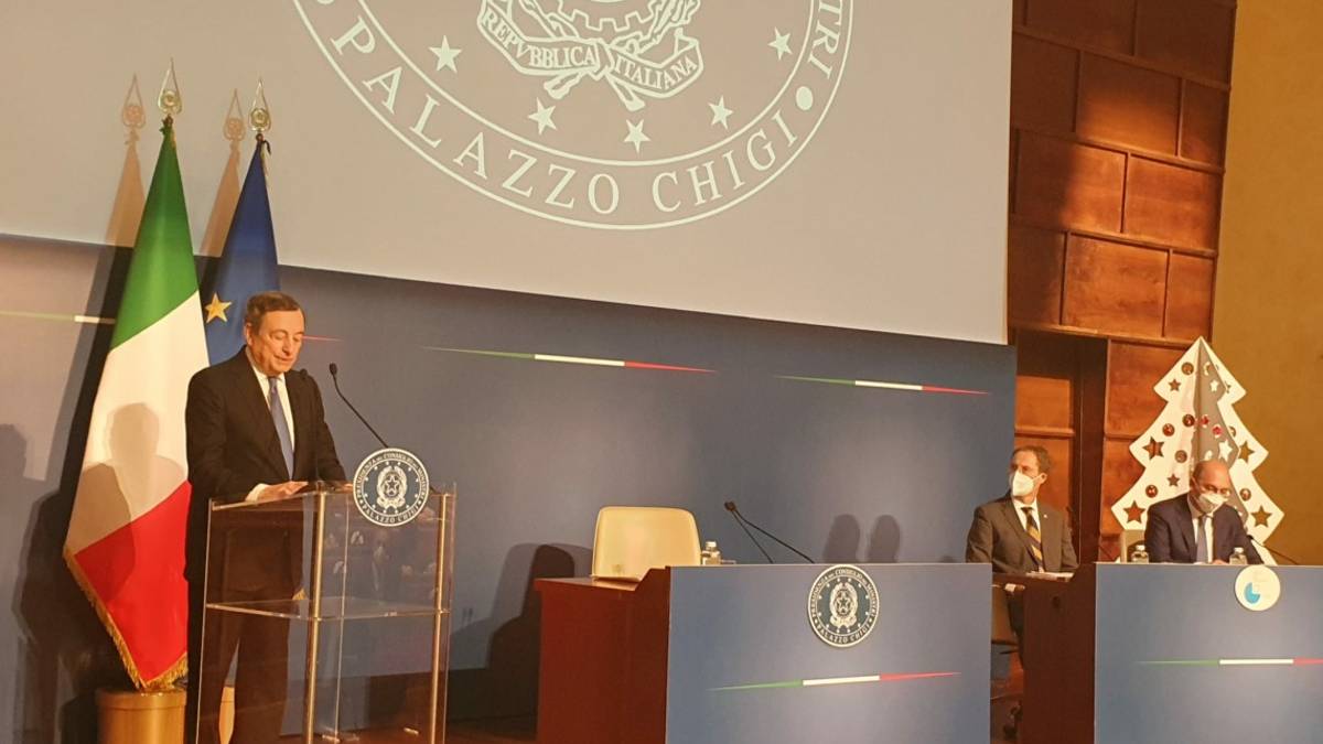 Covid Italia, Draghi: Vaccini efficaci contro la variante Omicron, fate la terza dose