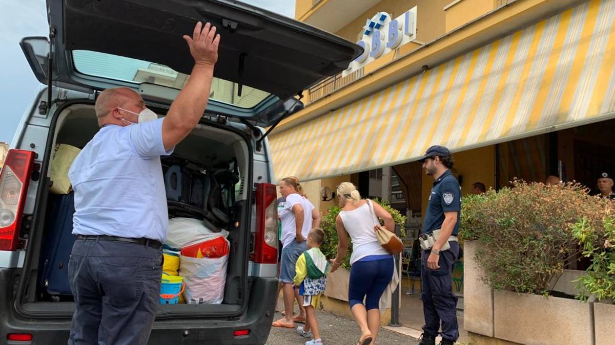 Rimini, lo sgombero dei turisti dall'hotel Gobbi: Un altro albergo? Se non è gratis, io non ci vado VIDEO