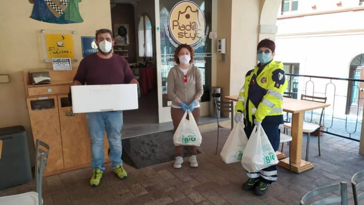 Verucchio, ristoratore cucina e porta il cibo ai bisognosi